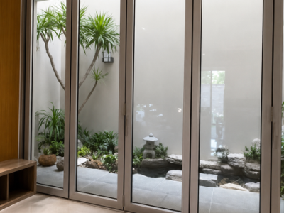 HOÀN THÀNH CÔNG TRÌNH CỬA XẾP TRƯỢT 4 CÁNH NHÔM JMA NHUNG ANODE ĐẸP HIỆN ĐẠI